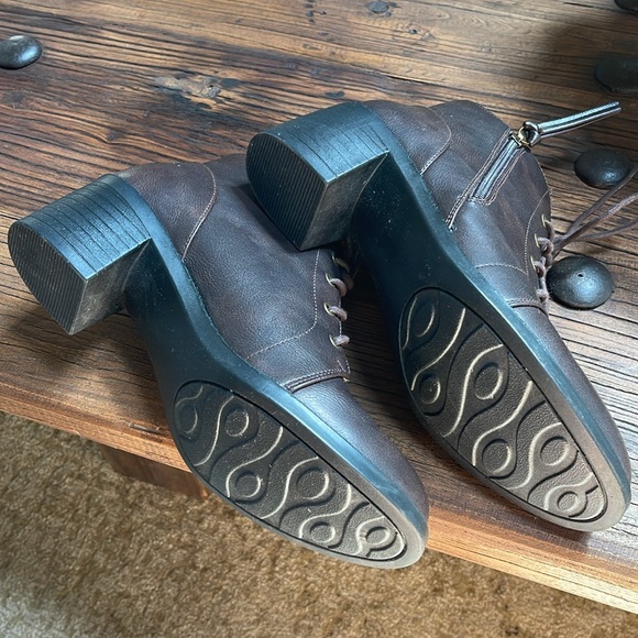 Ankle boots by easy street size 8 1/2 medium - Picture 6 of 9